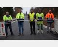 Bild: bö
Die Mendorferbucher Straße in Hohenburg ist freigegeben (von links): Hubert Englhard von der Geschäftsleitung der den Bau ausführenden Firma, Bauleiter Michael Weizer, Bürgermeister Florian Junkes, Polier Markus Mederer und Georg Rumpler vom Ingenieurbüro Renner und Hartmann.