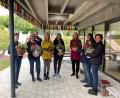Bild: dir
Das Kindergartenteam (von links): Isabella Utz-Graf, Susanne Hammer, Pfarrer Andreas Utzat, Anett Scholz, Claudia Hieltel, Bürgermeisterin Brigitte Bachmann, Andrea Brandl und Simone Pongratz.