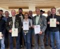 Bild: dl
Der Gauschützenmeister gratulierte den Geehrten. Im Bild (von links) Michael Baumgärtner, Thomas Graf, Richard Rötzer, Hans Kern, Heiko Gruber, Anna Höfler, Konrad Liegl, Hubert Höfler, Rudolf Butschbach, Ernst Berger, Mario Donat und Gauschützenmeister Norbert Nietfeld..