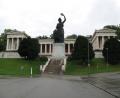 Bild: Andrew Bossi/Wikipedia
Die Ruhmeshalle thront mit der 20 Meter hohen Bavaria über der Theresienwiese in München.