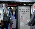 Symbolbild: Britta Pedersen
Besucher stehen bei der 2G-Kontrolle am Gendarmenmarkt in Berlin Auch in Bayern ist der Einlass fast überall streng reglementiert.