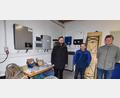 Bild: no
Im Technikraum der neuen Anlage (von links): Pfarrer Johannes Arweck, Kirchenpfleger Peter Falk und Pfarrgemeinderatsmitglied Stefan Neudecker.