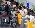 Bild: Boris Roessler/dpa
Passagiere stehen beim Check-in am Flughafen Frankfurt. Nach der Entdeckung einer neuen Virusvariante will die Bundesregierung den Flugverkehr mit Südafrika einschränken.