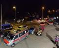 Bild: Roland Löb
Blaulichtfahrzeuge und Spezialgerät sammelten sich im Hof des Neuhauser Gerätehauses zur Vermisstensuche.