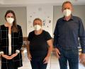 Bild: Bernhard Krebs/exb 
Claudia Raab (Mitte) mit Klinikmanagerin Laura Broening und Geschäftsführer Daniel Weiß