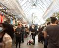 Bild: Maya Alleruzzo/dpa
Der belebte Mahane Yehuda Markt in Jerusalem. Israel schließt wegen der Omikron-Variante seine Grenzen für Ausländer.