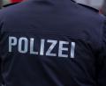 Symbolbild: Jens Büttner/dpa
„Polizei“ steht auf der Uniform eines Polizisten.