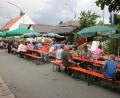 Bild: Archiv Rauh/exb
So wurde der 40. Geburtstag der Gemeinde gefeiert: Die Letzauer Ortsdurchfahrt war eine einzige große Bierbank.