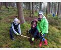 Bild: Kreisjugendring Neustadt/WN/exb
Eine Gruppe Kinder macht mit bei der Pflanzaktion des Kreisjugendrings.