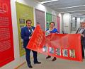 Bild: fphs
Sebastian Macht (links), Mary Möller-Hartung (Mitte) und Stadtarchivarin Edith Kalbskopf (rechts) laden ins Marktredwitzer Stadtarchiv zur Ausstellung „Rawetzer Kalendergeschichte(n)" ein.