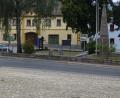Bild: fjo
Während der südliche Marktplatz (im Vordergrund) ein sauberes Granitpflaster trägt, wartet der Platz um das Kriegerdenkmal nunmehr seit zwei Jahrzehnten auf eine ähnliche Neugestaltung.