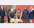 Bild: Nina Forster/exb
Vorsitzender Markus Dollacker (vorn links) vom Naturpark Hirschwald und Andrea Kellner (vorn rechts) als Leiterin des Kindergartens St. Vitus unterzeichnen die Kooperationsvereinbarung. Auch Bürgermeister Albert Geitner (links) begrüßt diesen Schritt.