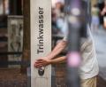 Symbolbild: Andreas Arnold/dpa
Die SPD-Fraktion des Amberger Stadtrates wünscht sich kontaktlose Trinkbrunnen für Amberg.