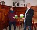 Bild: amö
Stellvertretend für Verleger Eckhard Bodner überreicht Hans-Peter Weiß den druckfrischen Oberpfälzer Heimatkalender an Bürgermeisterin Sonja Meier.
