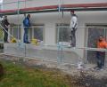 Bild: jr
Zu den jüngsten Maßnahmen beim Neubau des Feuerwehrhauses in Zirkenreuth zählten Malerarbeiten an der Fassade. Bisher haben sich mehr als 35 Feuerwehr-Mitglieder aktiv ins Projekt eingebracht.