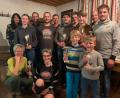 Bild: lhc
Die Vorsitzende des Radsportclubs Neukirchen, Christa Englhard (unten, links) freute sich über die zahlreichen erfolgreichen Sportler, die auch Pokale und Sachpreise für ihre Leistungen bei den Vereinsmeisterschaften überreicht bekamen.