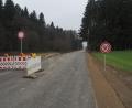 Bild: ws
Die Staatsstraße zwischen der Wenderer Höhe und Schwarzenbach wird voraussichtlich Ende der Woche wieder freigegeben. Noch fehlen aber die Feinschicht sowie Markierungen, und auch die Leitplanken werden wohl nicht durchgehend erstellt. Deshalb wird die Geschwindigkeit auf 50 Stundenkilometer begrenzt. Im Frühjahr erfolgen die Restarbeiten.