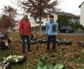 Bild: Bund Naturschutz Auerbach/exb
Ortsgruppen-Vorsitzende Gertrud Burger (links) mit Alexandra Seer und Baby Leonie bei der Pflanzaktion in der A.-F.-vom-Endt-Straße.
