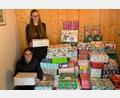 Bild: Sebastian Muggenthaler/exb 
Bei der Geschenkaktion der KLJB Weidenthal wurden insgesamt 147 Päckchen bei Eva Winkler (links) und Julia Forster (rechts) abgegeben.