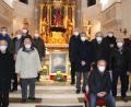 Bild: prh
Vorsitzender Manuel Färber (hinten, links) und Stadtpfarrer Josef Häring (vorne, links) ehren am Ende des Gottesdienstes zum Kolping-Gedenktag treue Mitglieder der Kolpingsfamilie. Hans Nachtmann (vorne, Zweiter von links) wurde für 65 Jahre Mitgliedschaft ausgezeichnet.