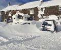 Bild: The Tan Hill Inn/PA Media/dpa
Der eingeschneite Pub „Tan Hill Inn“ in dem nordenglischen Nationalpark Yorkshire Dales.