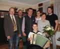 Bild: frd
Zur Goldenen Hochzeit spielte dem Jubelpaar Franziska und Michael Weber Enkel Simon (vorne) auf seiner Harmonie ein Ständchen. Neben vielen weiteren Gratulanten, darunter auch Feriengäste, sprachen auch (von links) Zweiter Bürgermeister Robert Hechtl, Schwiegersohn Marco, Tochter Michaela und Gemeinderat Matthias Meier Glückwünsche aus.