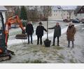 Bild: jr
Umfangreiche Pflanzaktionen haben am Montagvormittag an der Wegeverbindung Weidaweg-Am Bühl begonnen. Zum Auftakt wurde ein Apfelbaum gepflanzt. Mit dabei waren (von links) Stefan Döllinger (Marktverwaltung), Bürgermeister Klaus Meyer, Geschäftsführer Josef Roth (Firma Punzmann) und Architekt Ulrich Greiner.