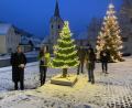 Bild: SPD Flossenbürg/exb
Der SPD-Ortsverein hat neben dem Weihnachtsbaum der Gemeinde einen weiteren Baum aufgestellt, an den von Vereinen und Bürgern gestaltete Holzscheiben als Kugeln gehängt werden. Von links: Zweiter Bürgermeister Holger Bannert, der SPD-Vorsitzende Roman Schell, die Gemeinderäte Ulrich Krapf und Pamela Wünsche (rechts), dazwischen die AsF-Vorsitzende Andrea Egner (Zweite von rechts).
