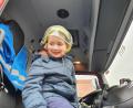 Bild: Kreisbrandinspektion Schwandorf/exb
Einmal Blaulicht nur für den kleinen Lebensretter: Lukas Mutzbauer (6) aus Nabburg durfte im Feuerwehrauto mitfahren.