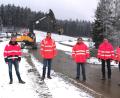 Bild: Portner
Bauleiter Matthias Vogl (von links) von der Firma Seebauer beim Baustellentermin an der Staatsstraße 2159 mit den Mitarbeitern des Staatlichen Bauamts Amberg-Sulzbach: Björn Letz (Gebietsleiter Straßenbau), Projektleiter Eduard Gleich sowie Albert Thanhäuser und Manfred Dirscherl (Bauüberwachung).