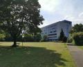 Bild: Portner
Im Garten der Asklepios-Klinik Oberviechtach, die im Hintergrund zu sehen ist, wird der neue, einstöckige Krankenhausbau entstehen. Das Jahr 2022 wird im Zeichen des Vergabeverfahrens und der Planungen des Gebäudes stehen, 2023 könnte dann die Baumaßnahme beginnen.