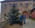 Bild: gi
Die Mitglieder des Fördervereins Schloss Burgtreswitz stellten vor dem Haupttor des Schlosses einen Weihnachtsbaum auf, der weit ins Pfreimdtal leuchtet.