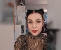 Bild: Bayerischer Rundfunk
Auffallen ist Pflicht: Noch ist Anita Eichhorns Verwandlung zur Serienfigur Tina in der Maske nicht ganz fertig. Ab 8. Dezember wird sie von Montag bis Donnerstag ab 19.30 Uhr öfter als schräger Vogel im Bayerischen Fernsehen zu sehen sein.