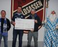 Bild: kro
Eine Spende von 1000 Euro überreichten die „Löwenfreunde“ an die Jugendabteilung des ASV Waldsassen: Von links Benjamin Heller und Markus Schwägerl von den „Löwenfreunden“, ASV-Jugendleiter Bastian Bachofner und der „weißblaue“ Nikolaus der „Löwenfreunde“.