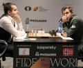 Bild: Kamran Jebreili/dpa
Bei der Schach-WM in Dubai treffen Jan Nepomnjaschtschi (Russland) und Magnus Carlsen (Norwegen) (von links) aufeinander.