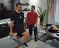 Bild: Lowak
Couchtisch beiseite geschoben, Matte ausgerollt und schon wird das Wohnzimmer zum Fitnessstudio. Seit einem Jahr betreut Personaltrainer Christian Wolf (rechts) den Weidener Sezayi Er.