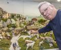 Bild: dtr
Nach gut einer Woche Arbeit positioniert „Krippenpapst“ Albin Artmann seine letzte Figur in der 14 Quadratmeter großen Alpenwelt.