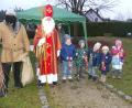 Bild: rn
Nikolaus und Knecht Rupprecht halten Einkehr am Apfelbacher Spielplatz.