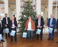 Bild: Regierung der Oberpfalz/Schmid/exb
Regierungspräsident Axel Bartelt (rechts) verlieh die kommunale Verdienstmedaille an 19 Oberpfälzer, darunter (von links) Josef Biebl (Oberviechtach), Johann Wiesnet (Schlammersdorf), Georg Plecher (Burglengenfeld), Waltraud Lobenhofer (Poppenricht), Hans Glatzl und Josef Gruber (beide Burglengenfeld).