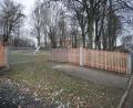 Bild: hmr
Mitarbeiter des Bauhofs der Stadt Waldsassen haben in diesen Tagen die Umzäunung des Spielplatzes an der Lämmerstraße vervollständigt.