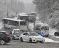 Bild: Petra Hartl
Mehrere Lkw sind am Hang liegen geblieben und kommen werde vor noch zurück, Schulbusse und Autos müssen sich umständlich vorbeischlängeln. Wie hier an der B14-Auffahrt an der Krötensee-Kreuzung in Sulzbach-Rosenberg sorgte dichter Schneefall im ganzen Landkreis und in Amberg für Chaos auf den Straßen.