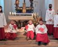 Bild: mab
Drei neue Ministranten (sitzend) leisten künftig ihren Dienst am Altar. Sie wurden von den Oberministranten sowie Gemeindereferent Markus Seefeld (links) und Pfarrer Heinrich Rosner (Zweiter von rechts) begrüßt.
