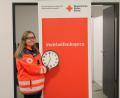 Bild: fks
Freitags kann jetzt in der Stadthalle bis 19 Uhr getestet werden, Jasmin Kelch zeigt es mit der Uhr.