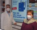 Bild: ws
Impfnachweise sind heute wichtiger denn je. Quartiersmanagerin Cornelia Stahl (rechts) stellt als eine Möglichkeit auch die "Immunkarte" vor. Die würden alle teilnehmenden Apotheken vermitteln, erläutert Christian Züllich, Pressesprecher der Apotheker im Landkreis.