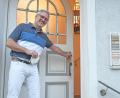 Bild: Gabi Schönberger
Frank Kiener öffnet Oberpfalz-Medien die Tür seiner Zahnarztpraxis am Marktplatz 1 in Parkstein.