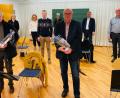 Bild: Steffen Weber/SMS/exb
Für ein Vierteljahrhundert "Jugend musiziert"-Engagement wurden Hans-Jürgen Reitzenstein (vorne rechts) und Leonhard Grünwald (vorne links) vom Regionalausschuss Oberpfalz Mitte/Nord geehrt.