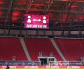 Bild: Jan Woitas/dpa
"Abstand halten" steht auf der Anzeigentafel über den leeren Tribünen. In Leipzig sind schon seit vergangegner Woche keine Zuschauer mehr zugelassen.