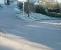 Bild: ohr
Die Zufahrtssituation im abgebildeten Bereich des Ortsteils Altfalter in der Gemeinde Schwarzach wird verbessert. Aber größere Fahrzeuge können von der Straße „Am Bleischacht“ aufwärts fahrend nicht rechts in den Knappenweg einbiegen.