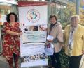 Bild: Kliniken Nordoberpfalz, Michael Reindl/exb
Marina Frister (von links) bedankt sich bei Gudrun Hagn für die Spende über 700 Euro. Den Kontakt zur Nachsorgeeinrichtung hatte Patientenfürsprecherin Marianne Albert vermittelt.