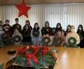 Bild: Mittelschule Mitterteich/exb
Die am Adventskranzbinden beteiligten Kinder und Jugendlichen der Mittelschule Mitterteich zusammen mit Rektorin Gisela Kastner (rechts). Auch für das Lehrerzimmer wurde ein Kranz angefertigt.